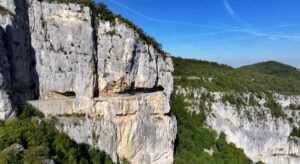 Route sinueuse creusée dans une falaise abrupte du Vercors.
