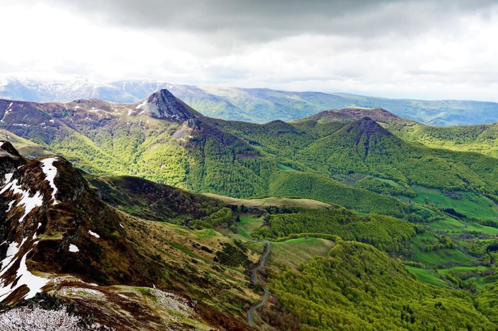 Paysage du Puy Mary. Vallée verte avec collines.