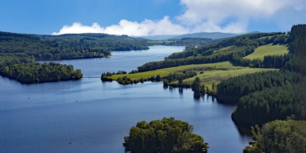 Vue sur le lac dans une ambiance grandeur nature 