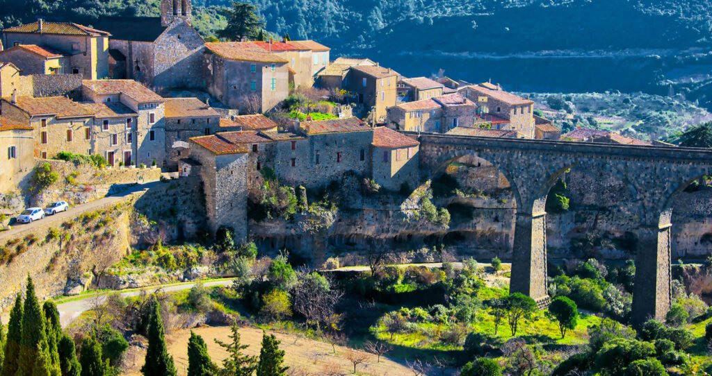 Vue sur le village de Minerve. Un pont ancien relie la ville.